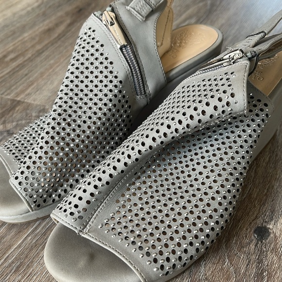 Vince Camuto Oriana Sparkly Perforated Wedge Sandals Size 5 Medium - Picture 4 of 11